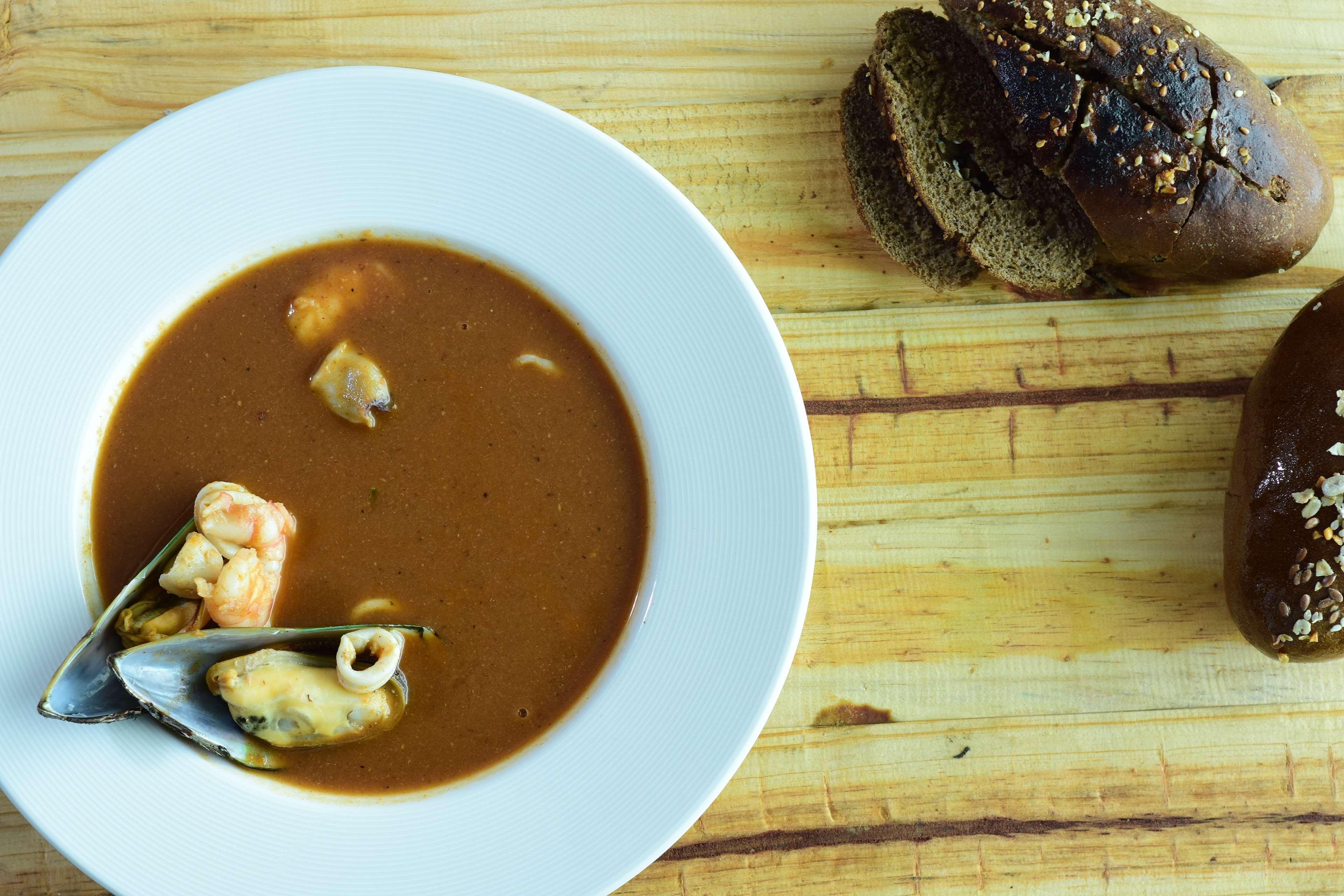 Hilton Mumbai International Airport Hotel Dış mekan fotoğraf A bowl of chowder with bread