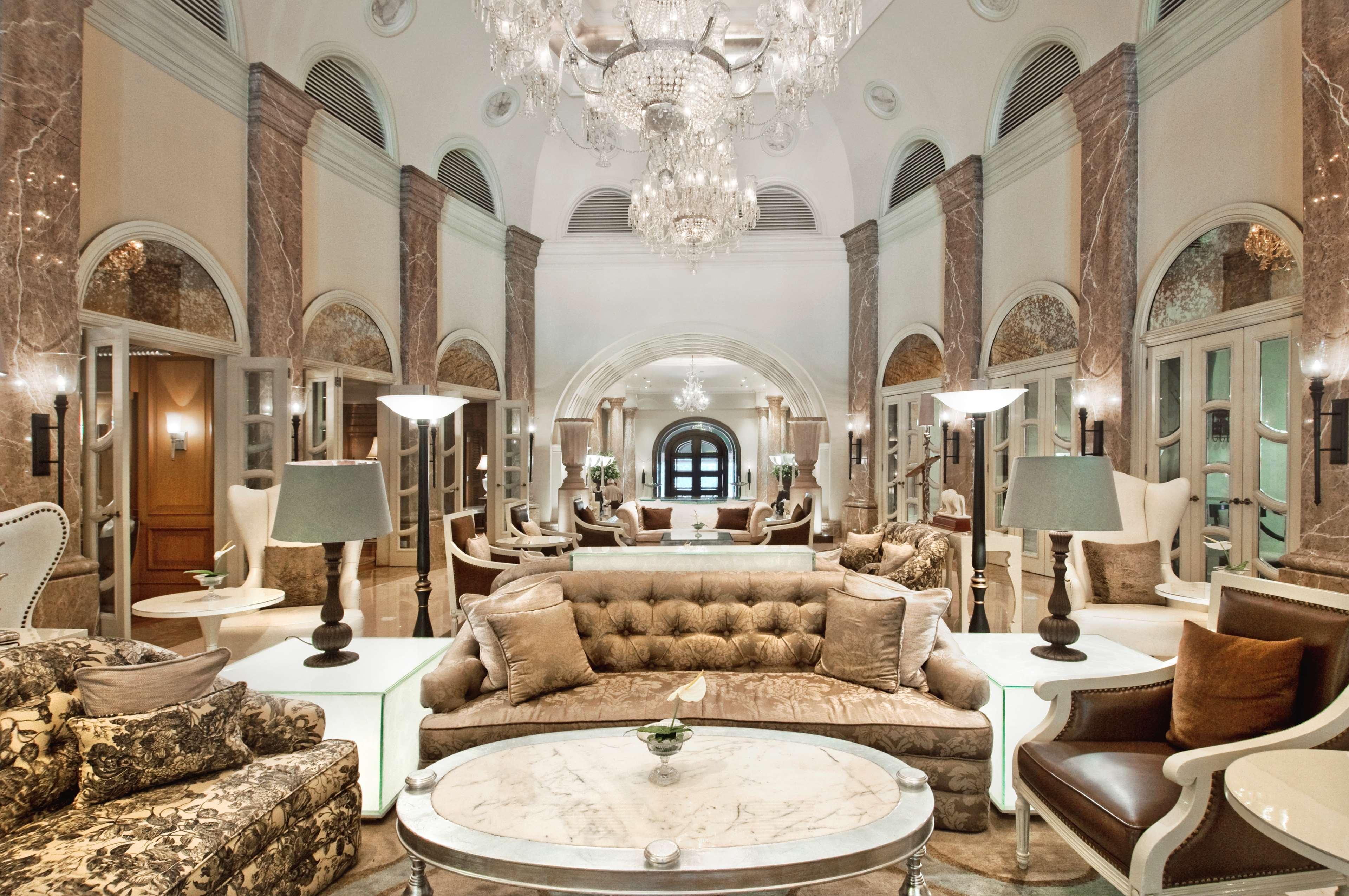 Hilton Mumbai International Airport Hotel İç mekan fotoğraf The lobby of the Four Seasons Hotel