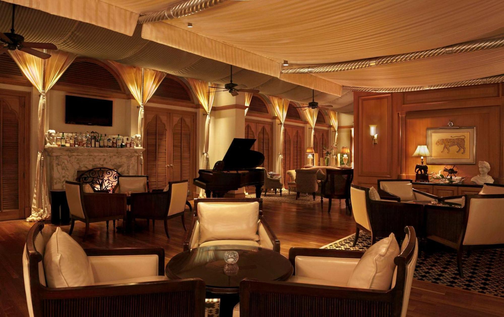 Hilton Mumbai International Airport Hotel Dış mekan fotoğraf The piano bar at the Taj Mahal Palace