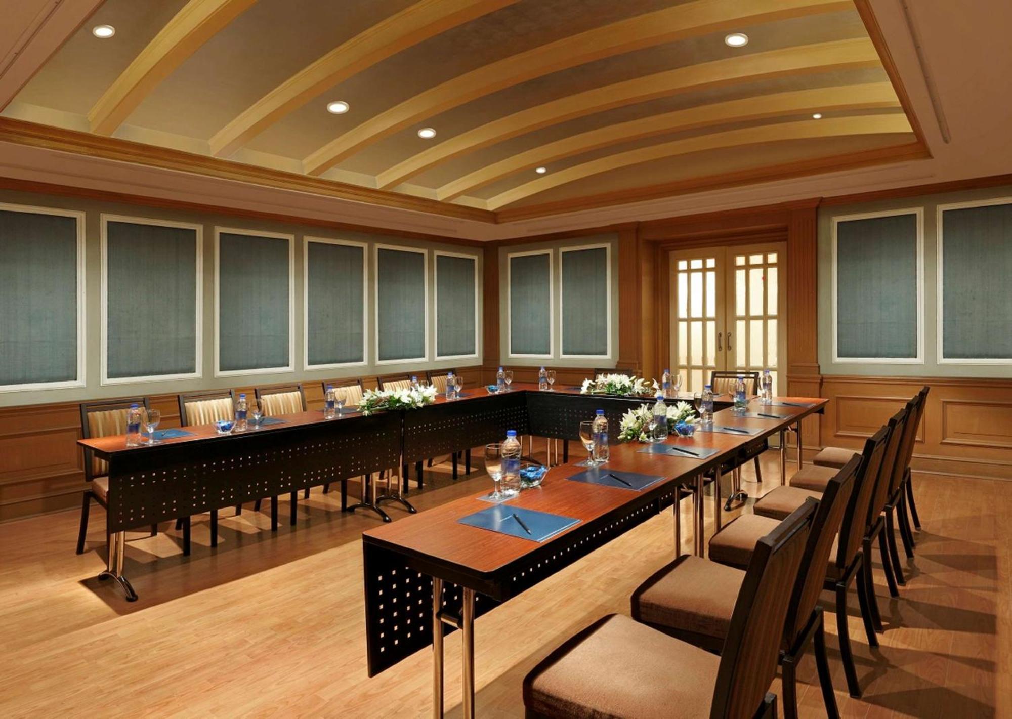 Hilton Mumbai International Airport Hotel Dış mekan fotoğraf A meeting room