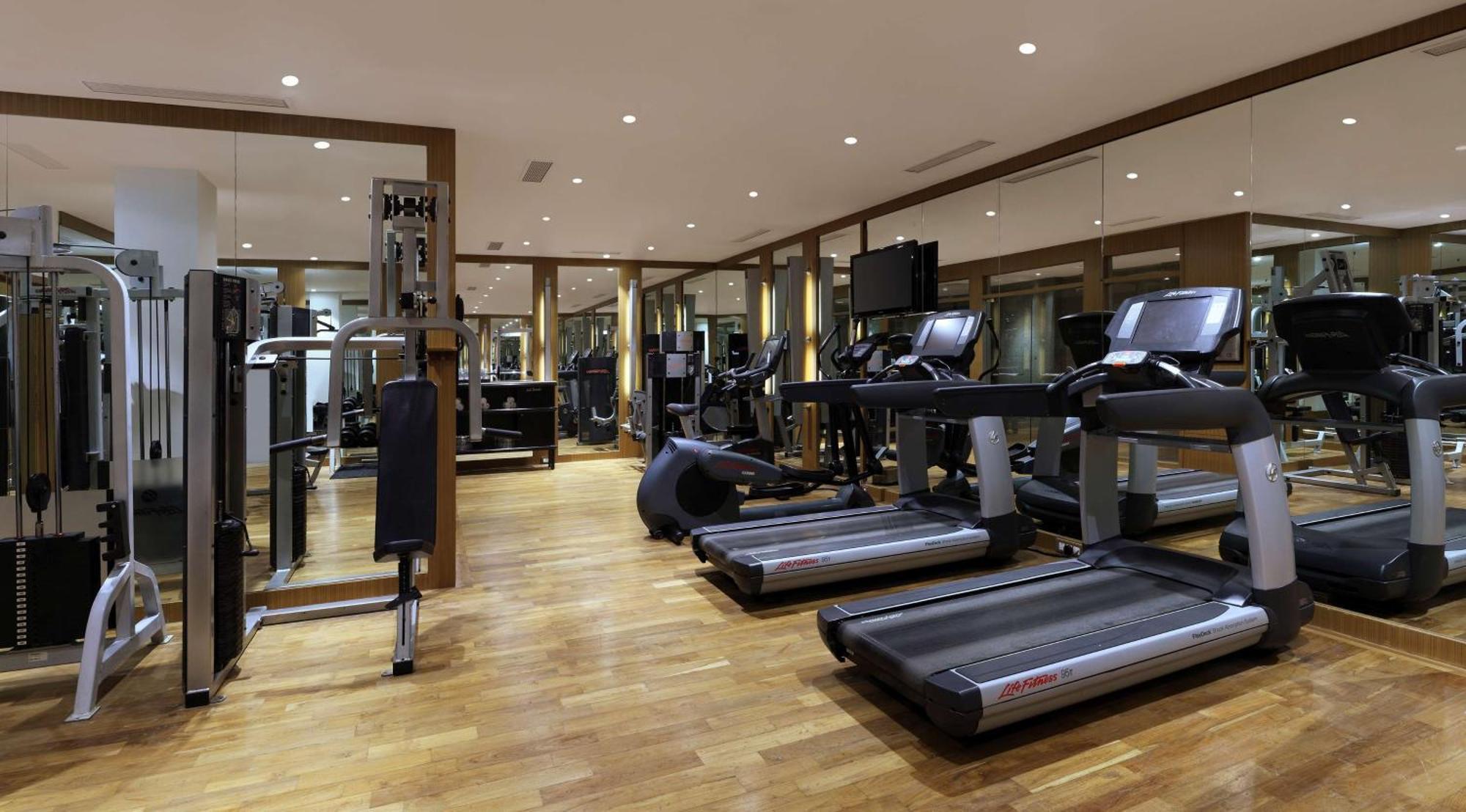 Hilton Mumbai International Airport Hotel Dış mekan fotoğraf The gym at the hotel