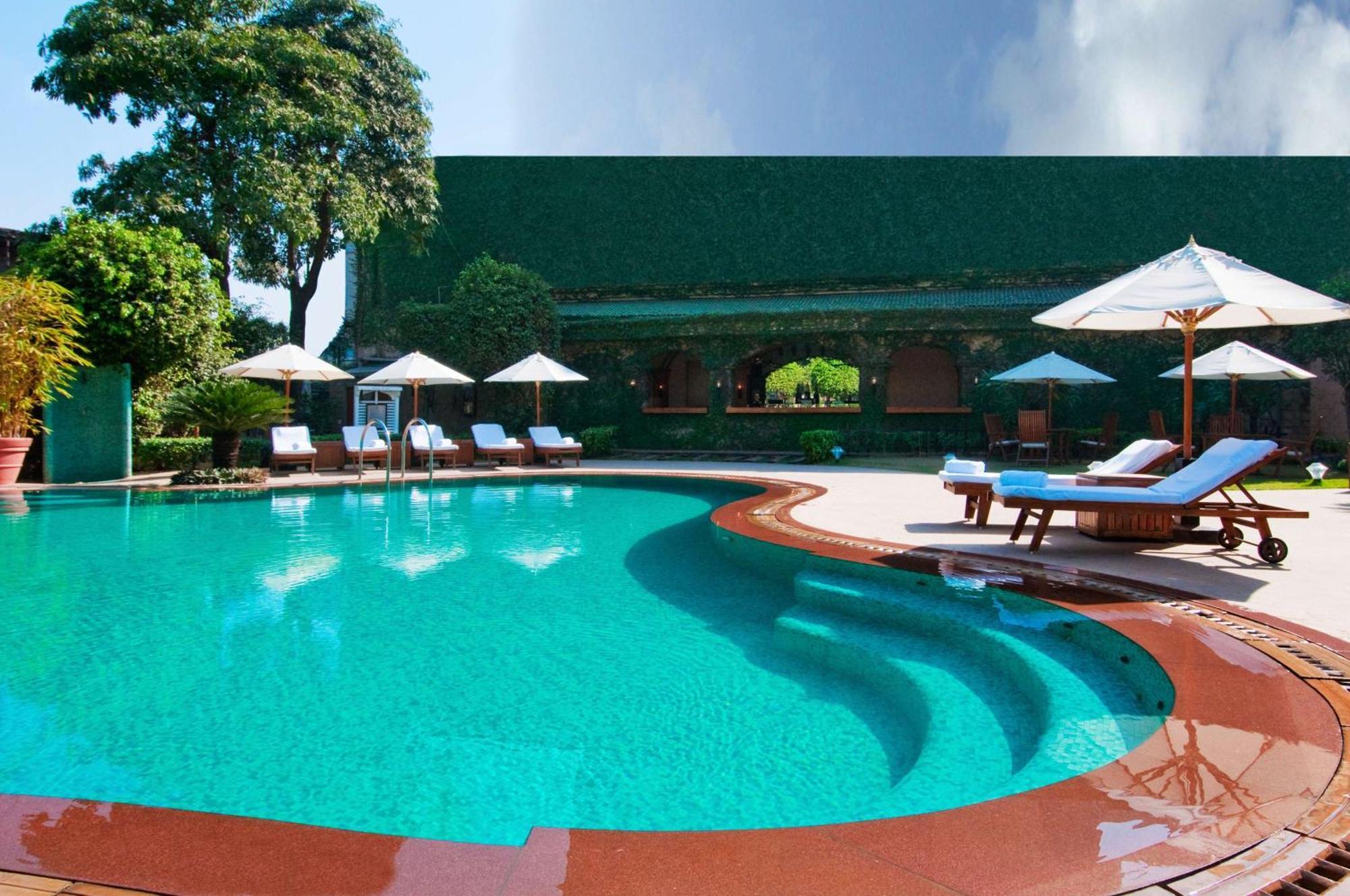 Hilton Mumbai International Airport Hotel Dış mekan fotoğraf The swimming pool at the Taj Bengal