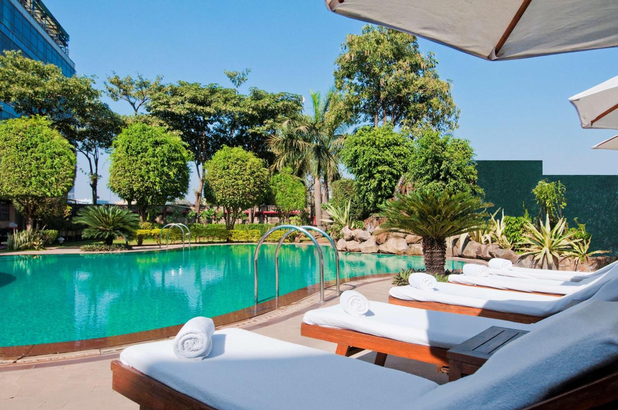 Hilton Mumbai International Airport Hotel Dış mekan fotoğraf The pool at the hotel