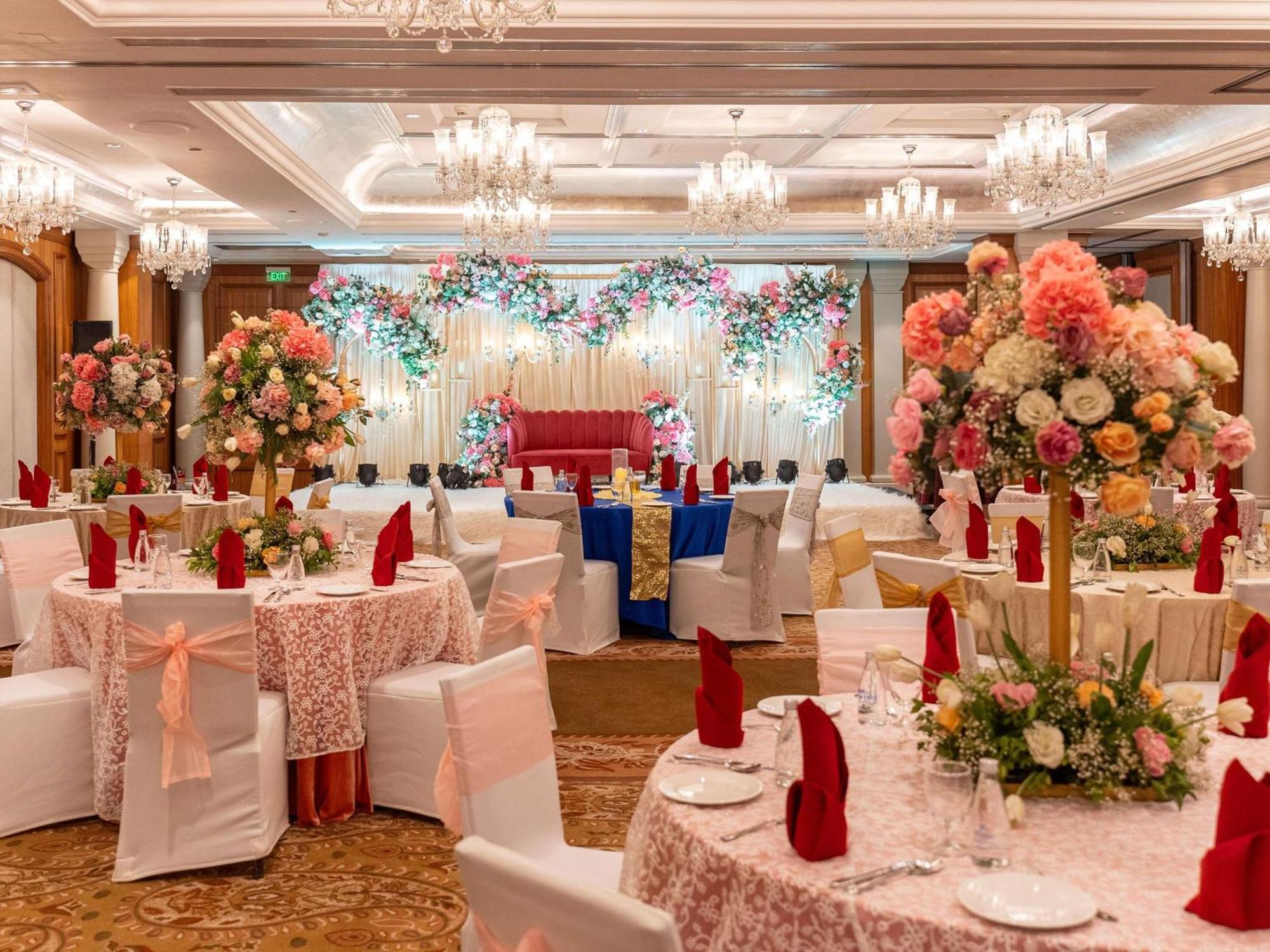 Hilton Mumbai International Airport Hotel Dış mekan fotoğraf A wedding reception at the Taj Bengal, Kolkata