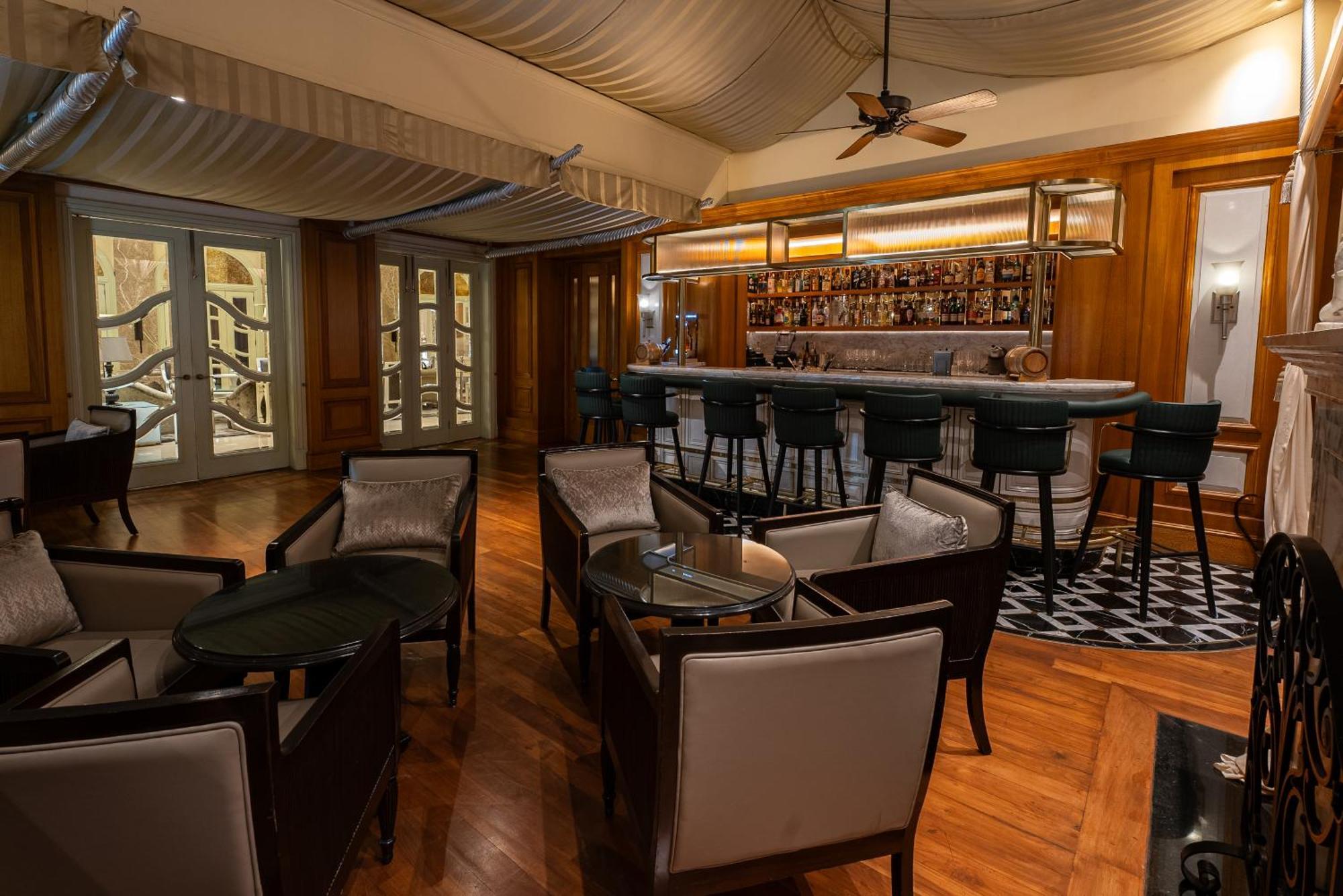 Hilton Mumbai International Airport Hotel Dış mekan fotoğraf The bar at the 1919